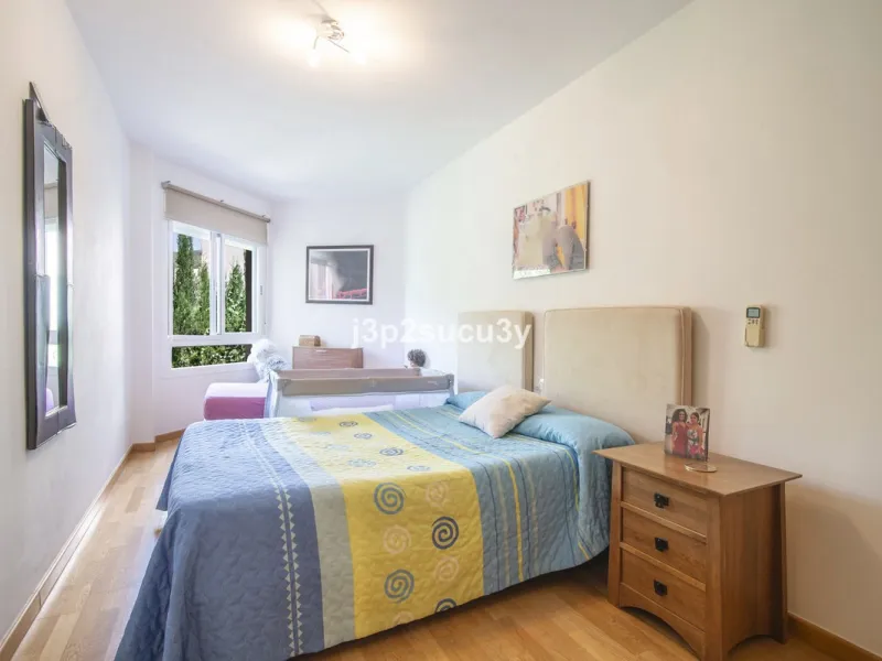 This semi-detached house is located in the hills of Sierra Bermeja, in the Forest Hills urbanisation of Estepona, nestled in nature and surrounded by lush vegetation and mountain air.