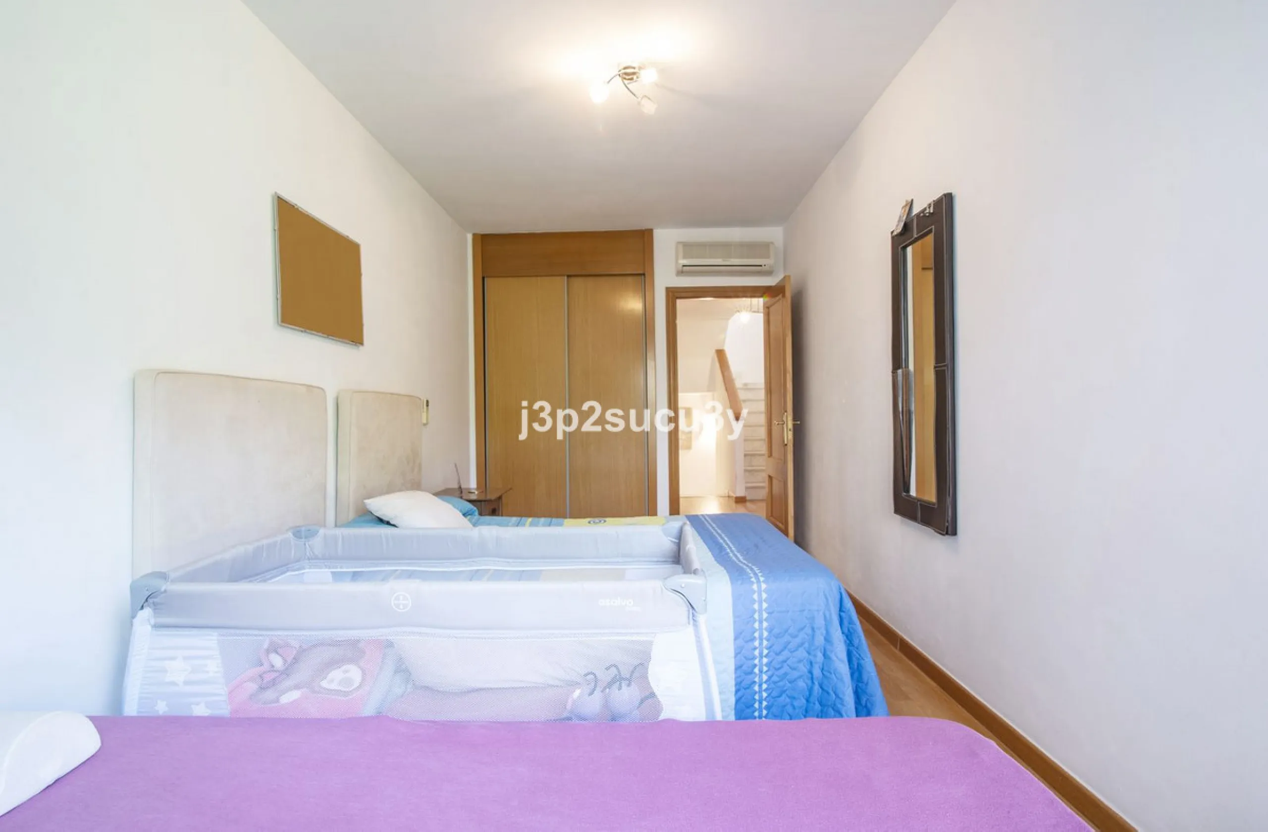 This semi-detached house is located in the hills of Sierra Bermeja, in the Forest Hills urbanisation of Estepona, nestled in nature and surrounded by lush vegetation and mountain air.