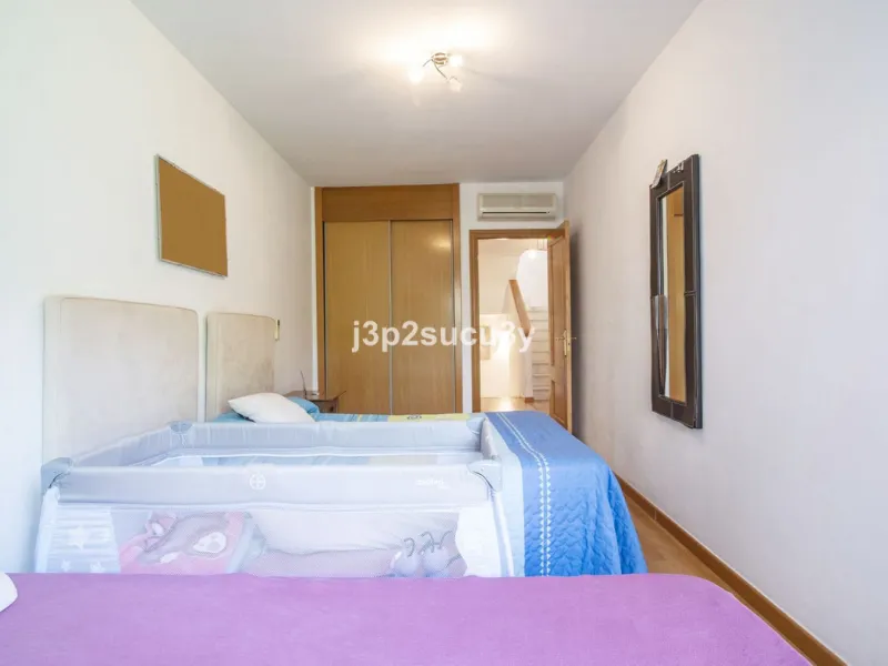 This semi-detached house is located in the hills of Sierra Bermeja, in the Forest Hills urbanisation of Estepona, nestled in nature and surrounded by lush vegetation and mountain air.