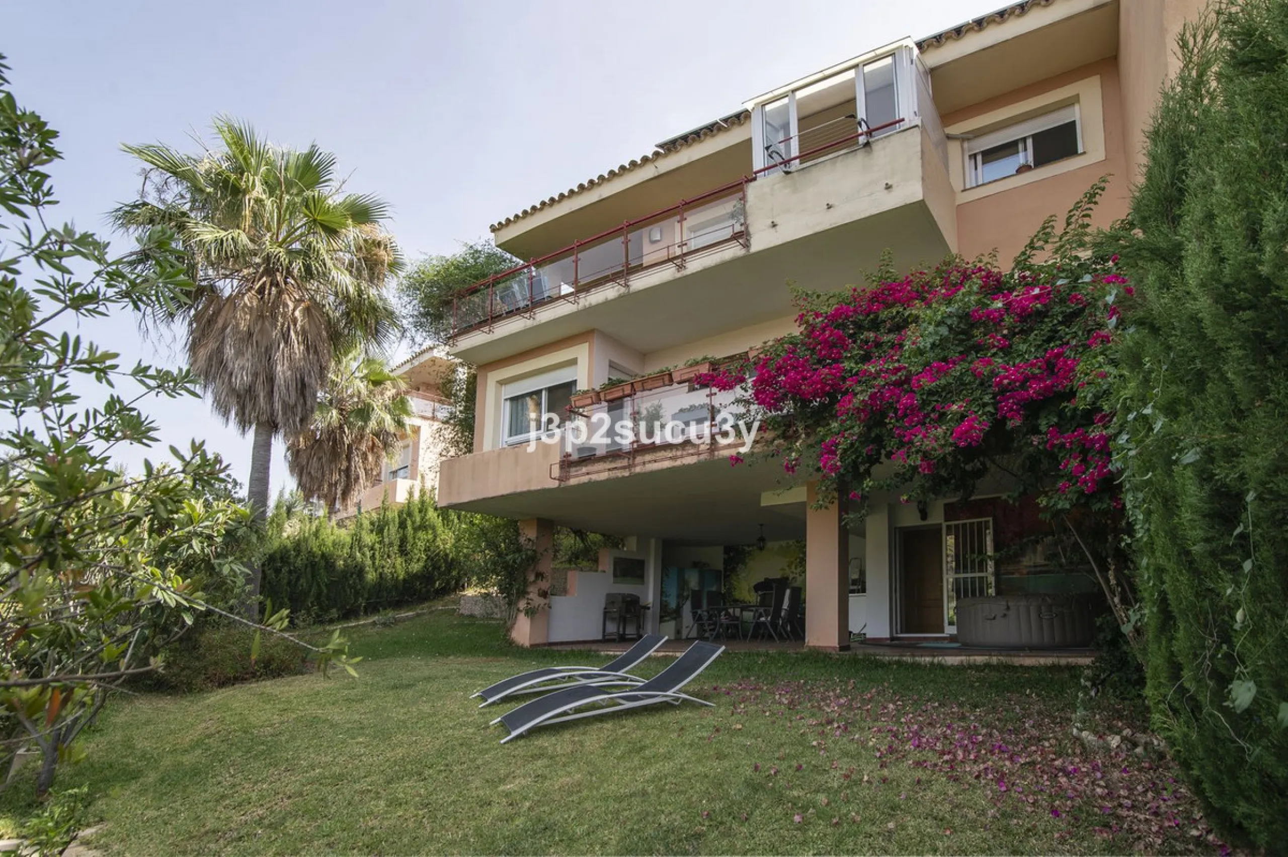 This semi-detached house is located in the hills of Sierra Bermeja, in the Forest Hills urbanisation of Estepona, nestled in nature and surrounded by lush vegetation and mountain air.