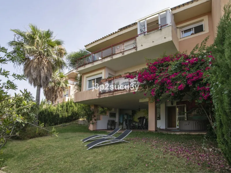 This semi-detached house is located in the hills of Sierra Bermeja, in the Forest Hills urbanisation of Estepona, nestled in nature and surrounded by lush vegetation and mountain air.
