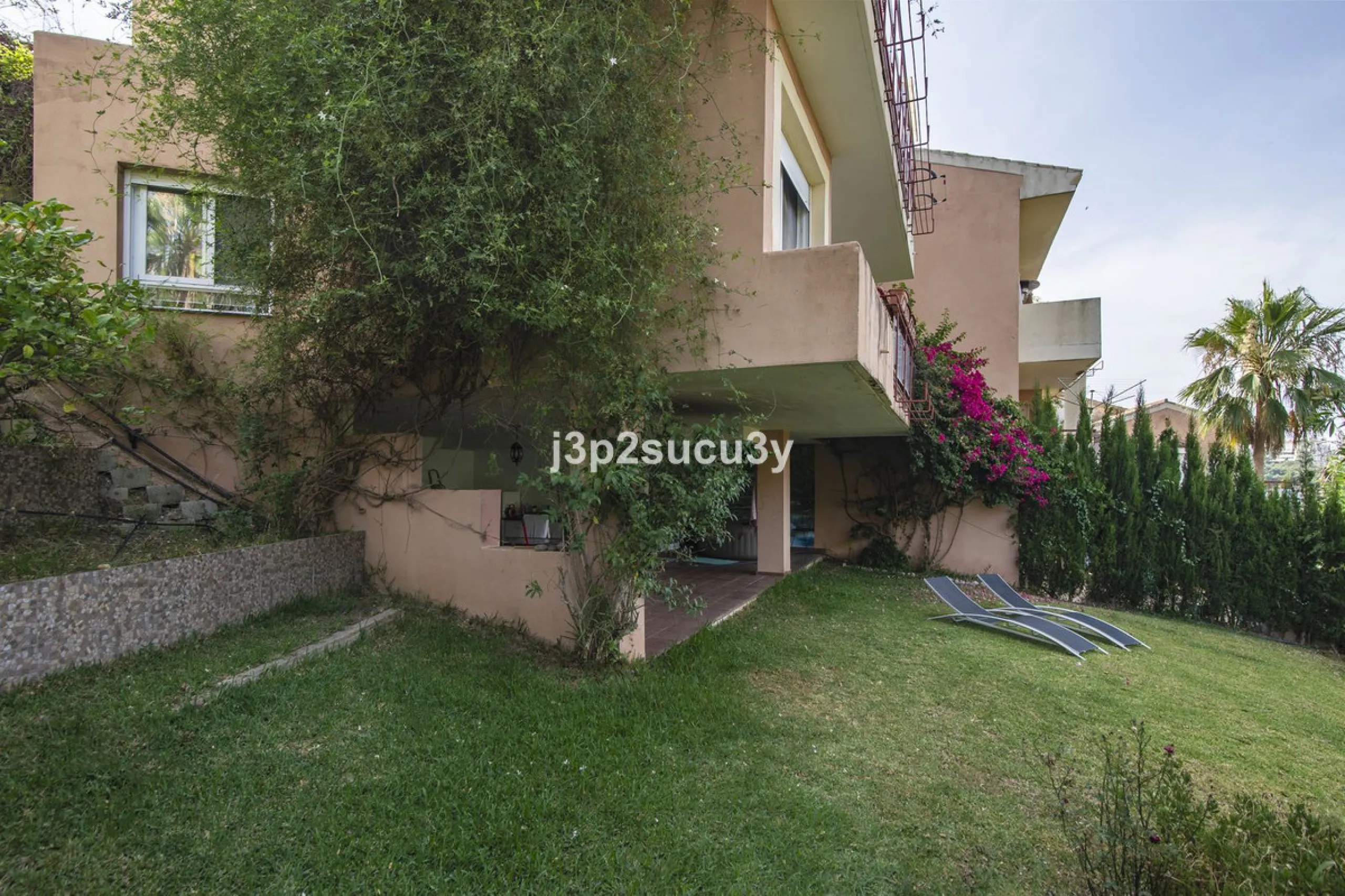 This semi-detached house is located in the hills of Sierra Bermeja, in the Forest Hills urbanisation of Estepona, nestled in nature and surrounded by lush vegetation and mountain air.