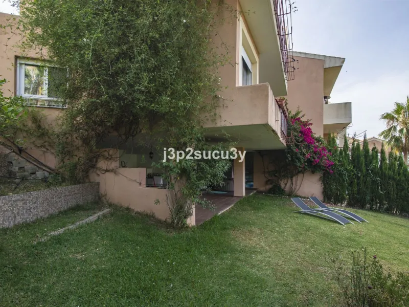 This semi-detached house is located in the hills of Sierra Bermeja, in the Forest Hills urbanisation of Estepona, nestled in nature and surrounded by lush vegetation and mountain air.