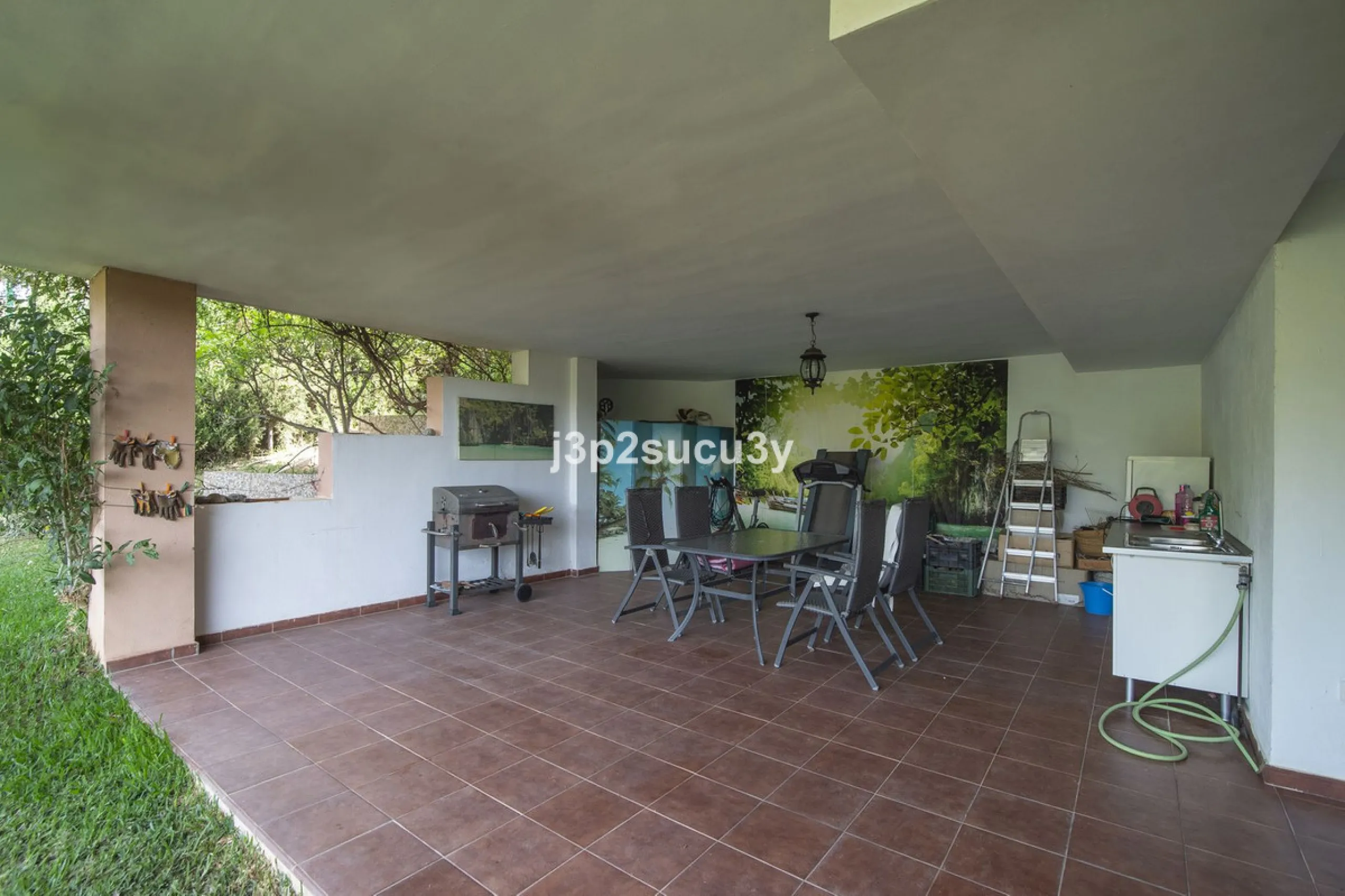 This semi-detached house is located in the hills of Sierra Bermeja, in the Forest Hills urbanisation of Estepona, nestled in nature and surrounded by lush vegetation and mountain air.