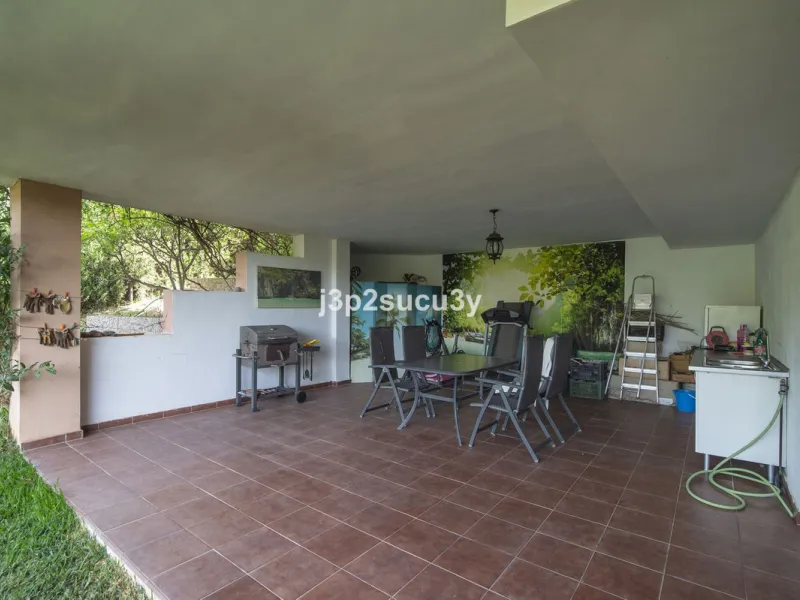 This semi-detached house is located in the hills of Sierra Bermeja, in the Forest Hills urbanisation of Estepona, nestled in nature and surrounded by lush vegetation and mountain air.