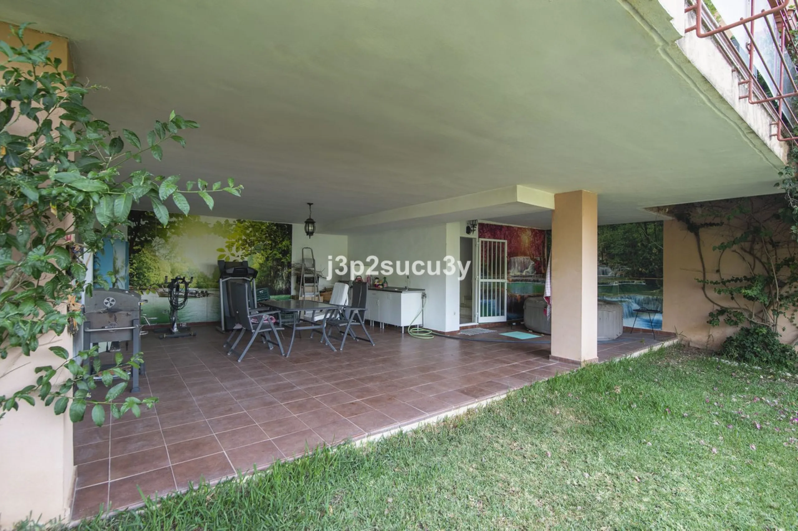 This semi-detached house is located in the hills of Sierra Bermeja, in the Forest Hills urbanisation of Estepona, nestled in nature and surrounded by lush vegetation and mountain air.