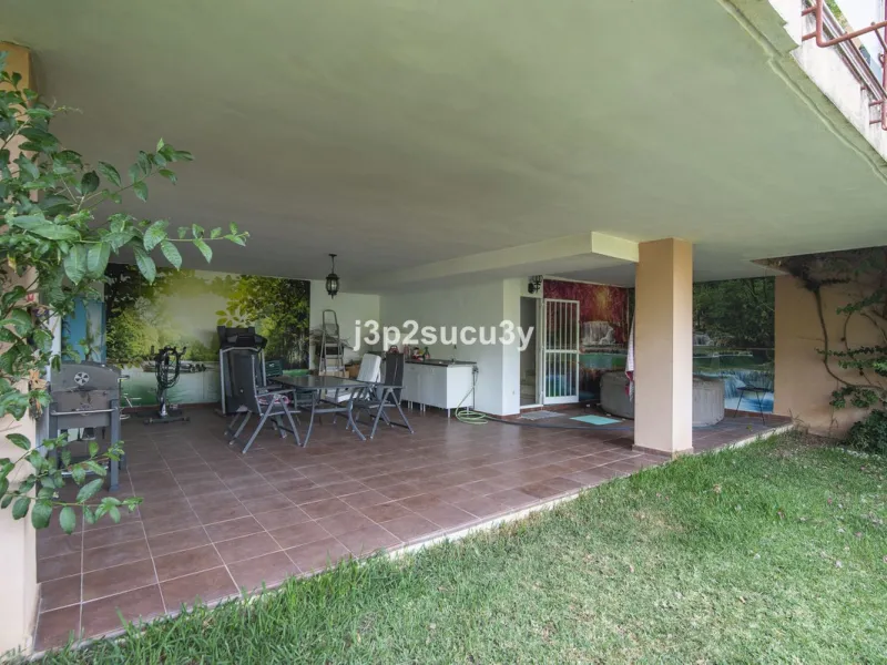 This semi-detached house is located in the hills of Sierra Bermeja, in the Forest Hills urbanisation of Estepona, nestled in nature and surrounded by lush vegetation and mountain air.