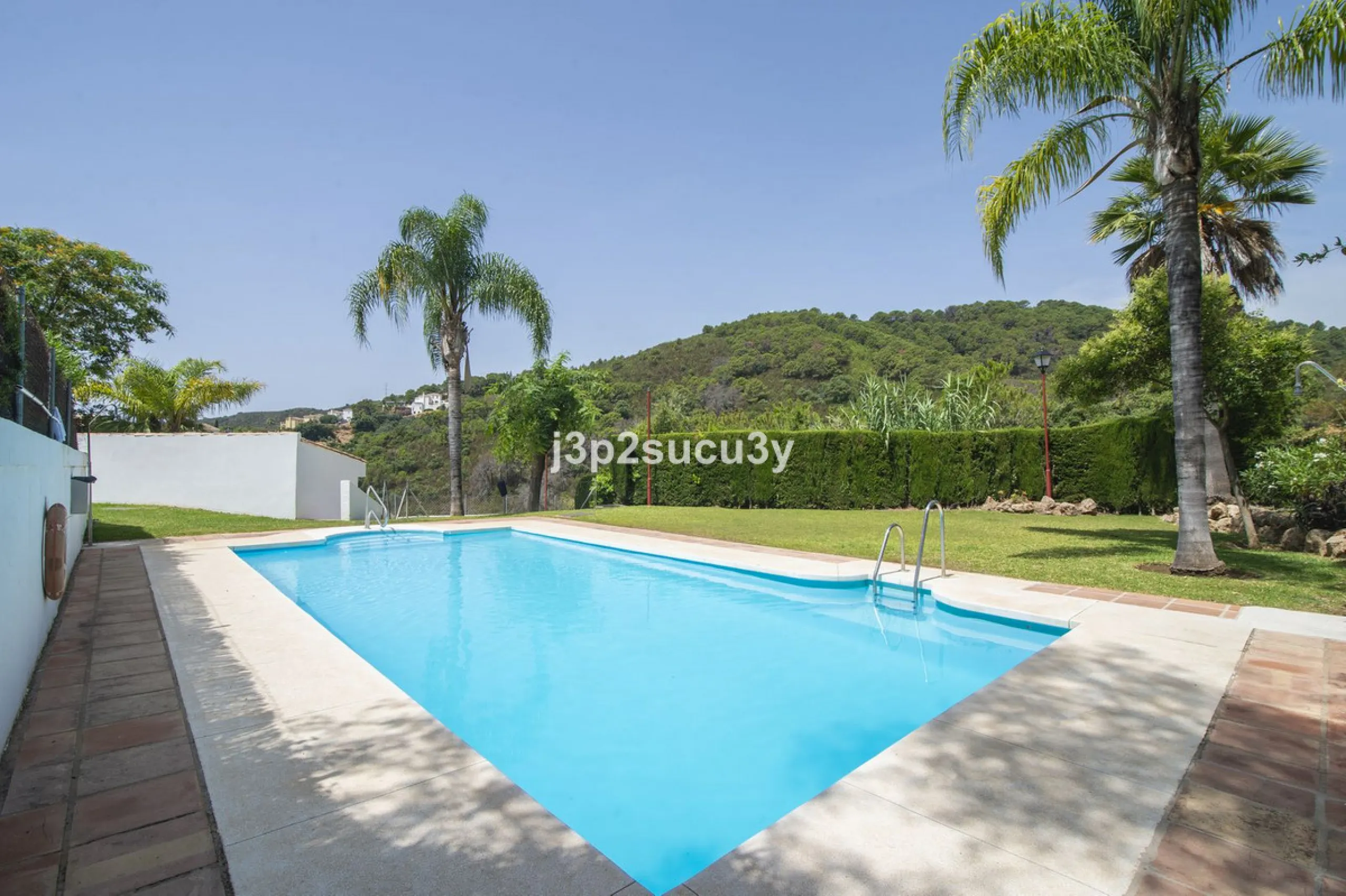 This semi-detached house is located in the hills of Sierra Bermeja, in the Forest Hills urbanisation of Estepona, nestled in nature and surrounded by lush vegetation and mountain air.