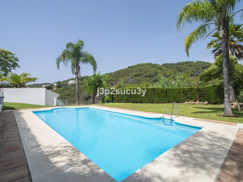 This semi-detached house is located in the hills of Sierra Bermeja, in the Forest Hills urbanisation of Estepona, nestled in nature and surrounded by lush vegetation and mountain air.