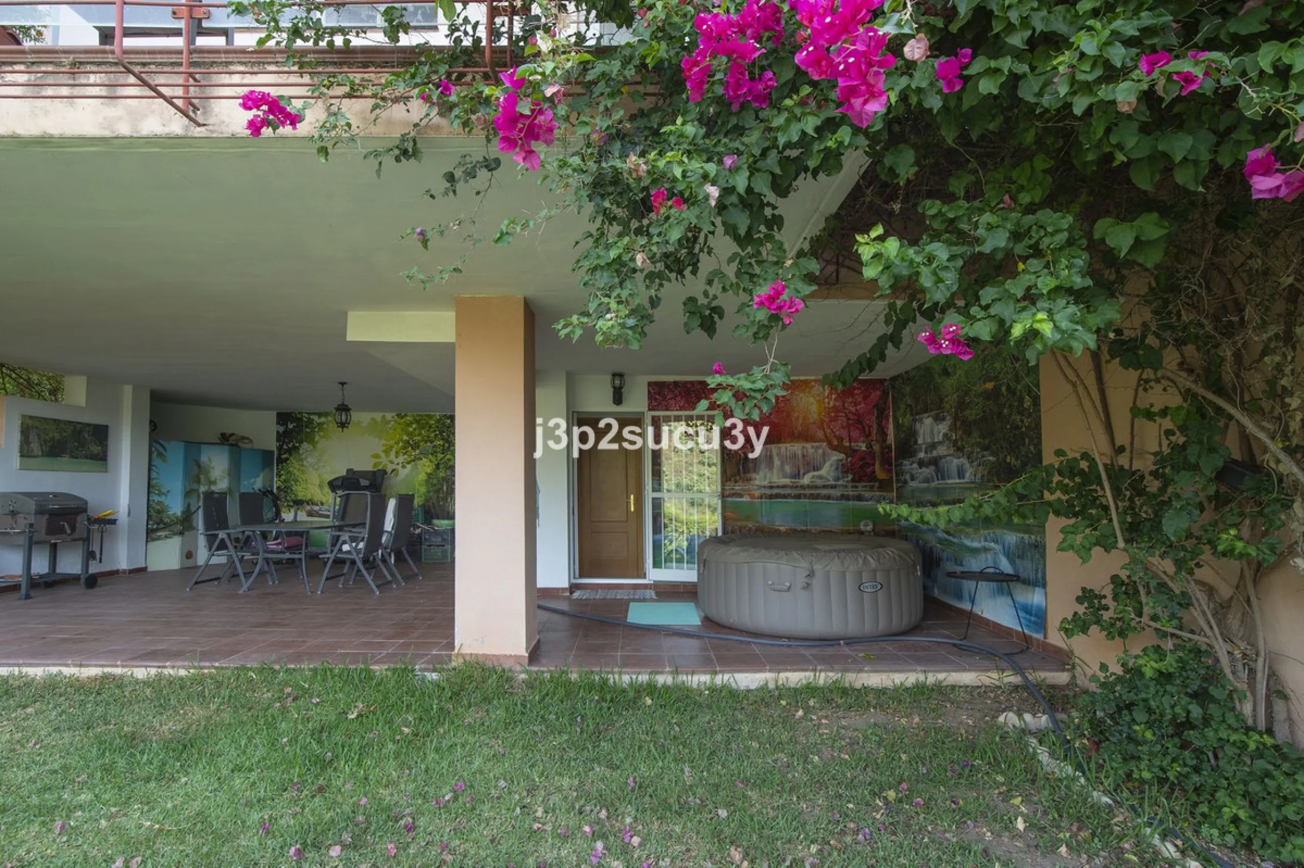 This semi-detached house is located in the hills of Sierra Bermeja, in the Forest Hills urbanisation of Estepona, nestled in nature and surrounded by lush vegetation and mountain air.
