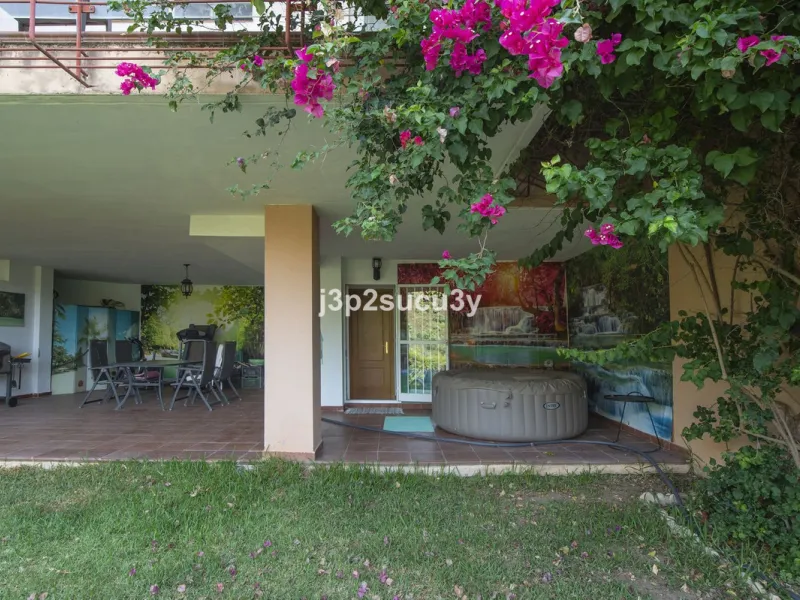 This semi-detached house is located in the hills of Sierra Bermeja, in the Forest Hills urbanisation of Estepona, nestled in nature and surrounded by lush vegetation and mountain air.