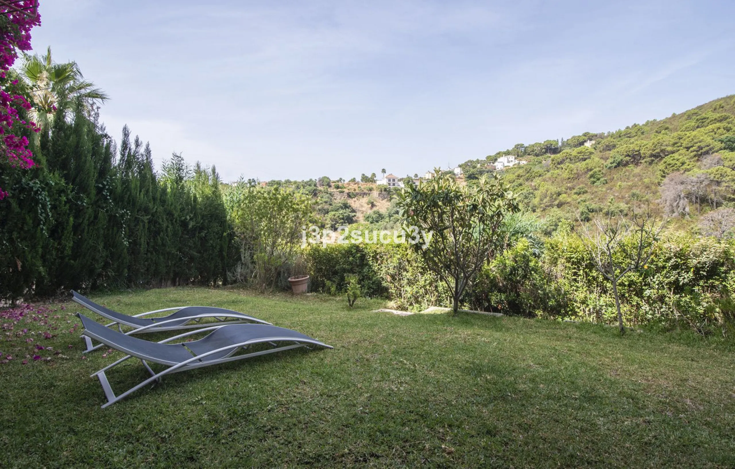 This semi-detached house is located in the hills of Sierra Bermeja, in the Forest Hills urbanisation of Estepona, nestled in nature and surrounded by lush vegetation and mountain air.