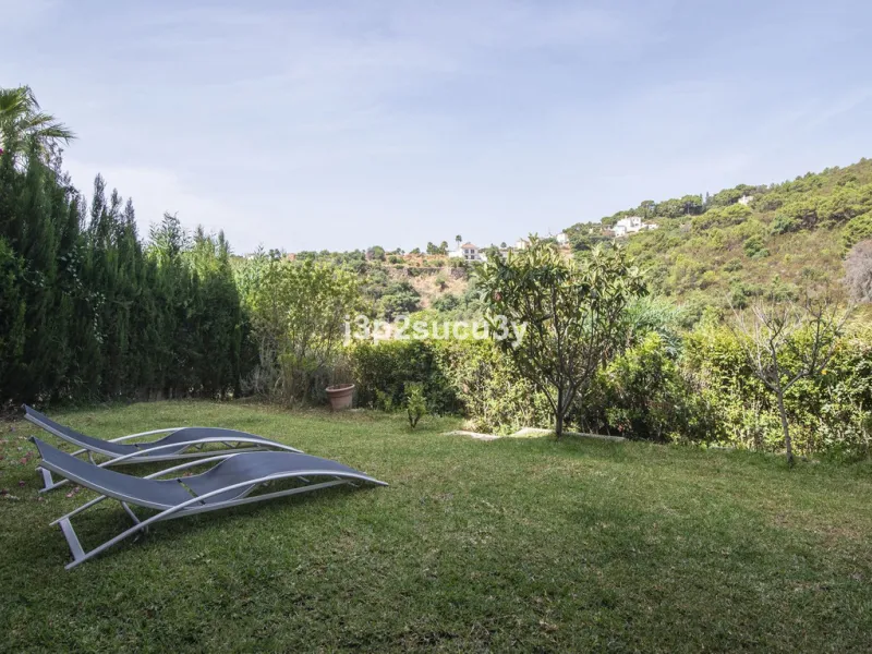 This semi-detached house is located in the hills of Sierra Bermeja, in the Forest Hills urbanisation of Estepona, nestled in nature and surrounded by lush vegetation and mountain air.