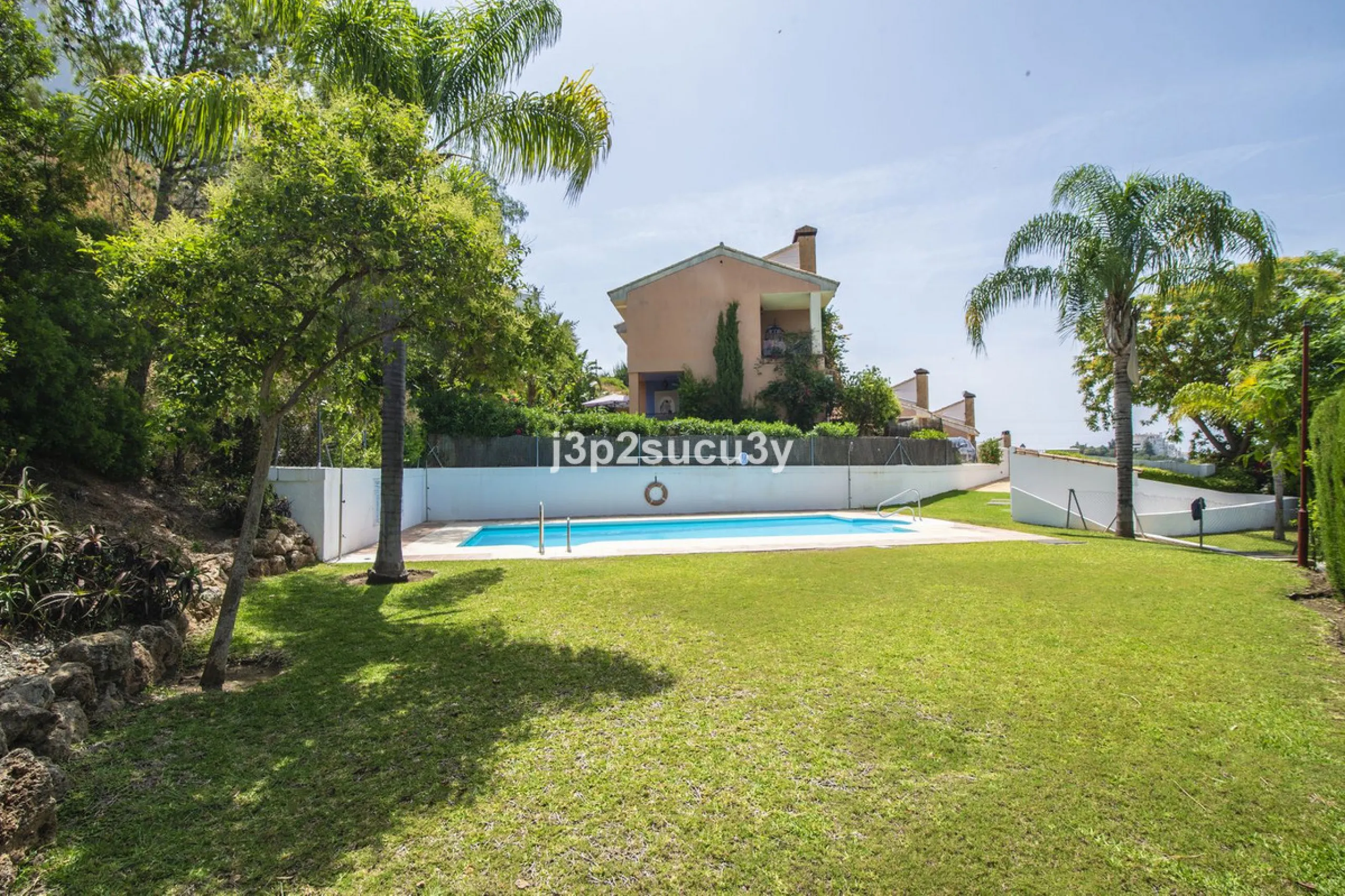 This semi-detached house is located in the hills of Sierra Bermeja, in the Forest Hills urbanisation of Estepona, nestled in nature and surrounded by lush vegetation and mountain air.