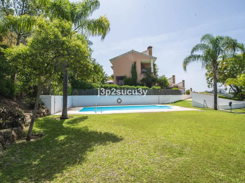 This semi-detached house is located in the hills of Sierra Bermeja, in the Forest Hills urbanisation of Estepona, nestled in nature and surrounded by lush vegetation and mountain air.