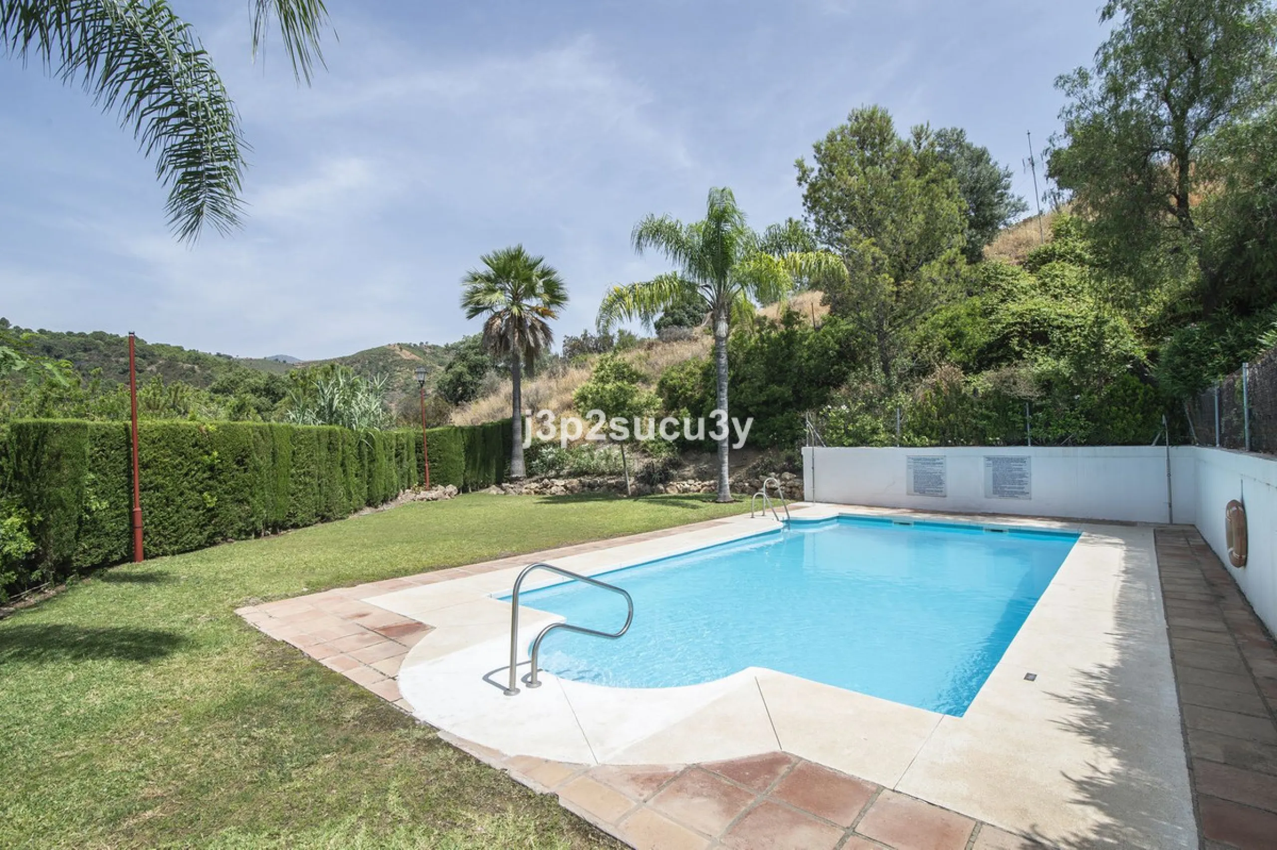 This semi-detached house is located in the hills of Sierra Bermeja, in the Forest Hills urbanisation of Estepona, nestled in nature and surrounded by lush vegetation and mountain air.