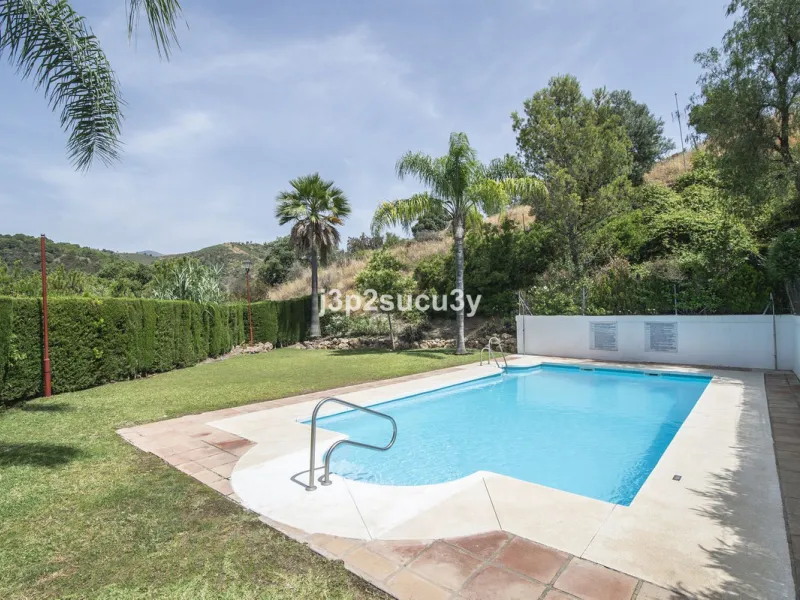 This semi-detached house is located in the hills of Sierra Bermeja, in the Forest Hills urbanisation of Estepona, nestled in nature and surrounded by lush vegetation and mountain air.