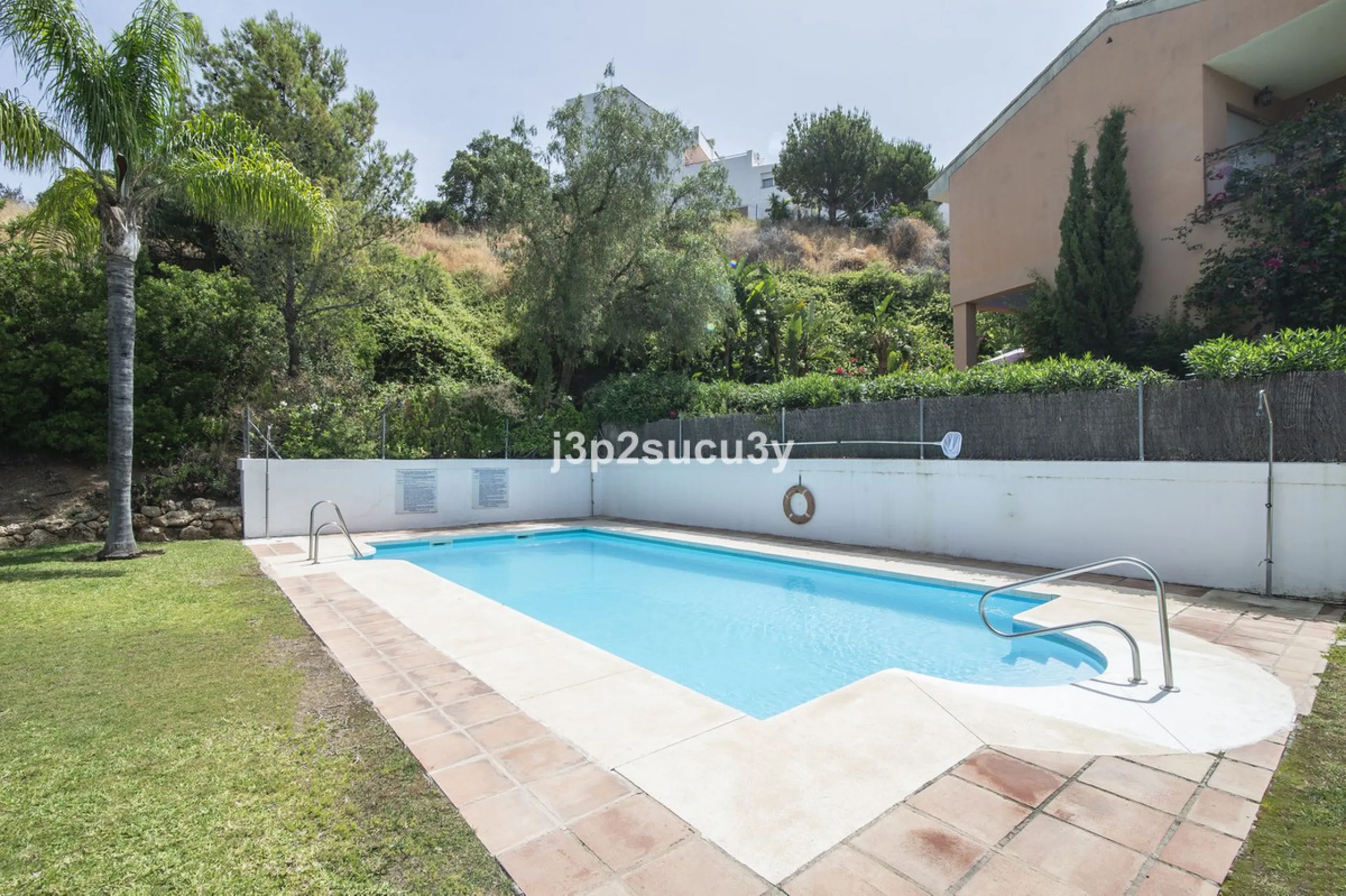 This semi-detached house is located in the hills of Sierra Bermeja, in the Forest Hills urbanisation of Estepona, nestled in nature and surrounded by lush vegetation and mountain air.