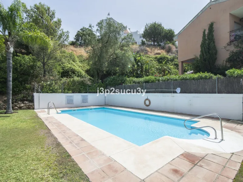 This semi-detached house is located in the hills of Sierra Bermeja, in the Forest Hills urbanisation of Estepona, nestled in nature and surrounded by lush vegetation and mountain air.