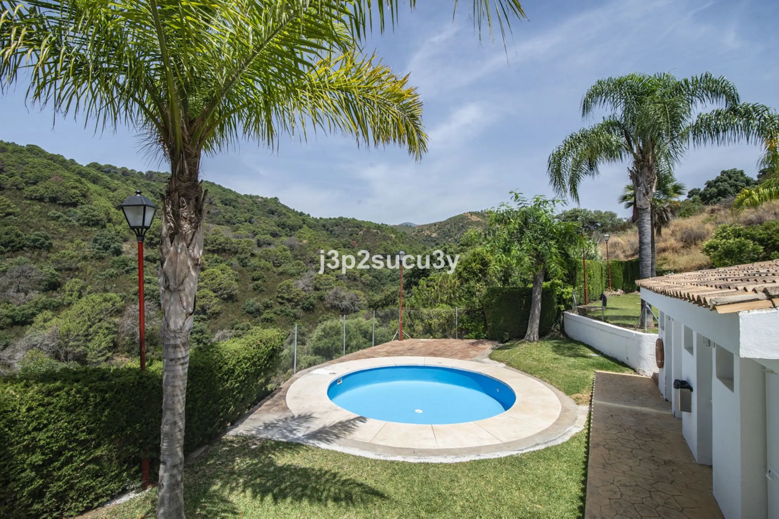 This semi-detached house is located in the hills of Sierra Bermeja, in the Forest Hills urbanisation of Estepona, nestled in nature and surrounded by lush vegetation and mountain air.