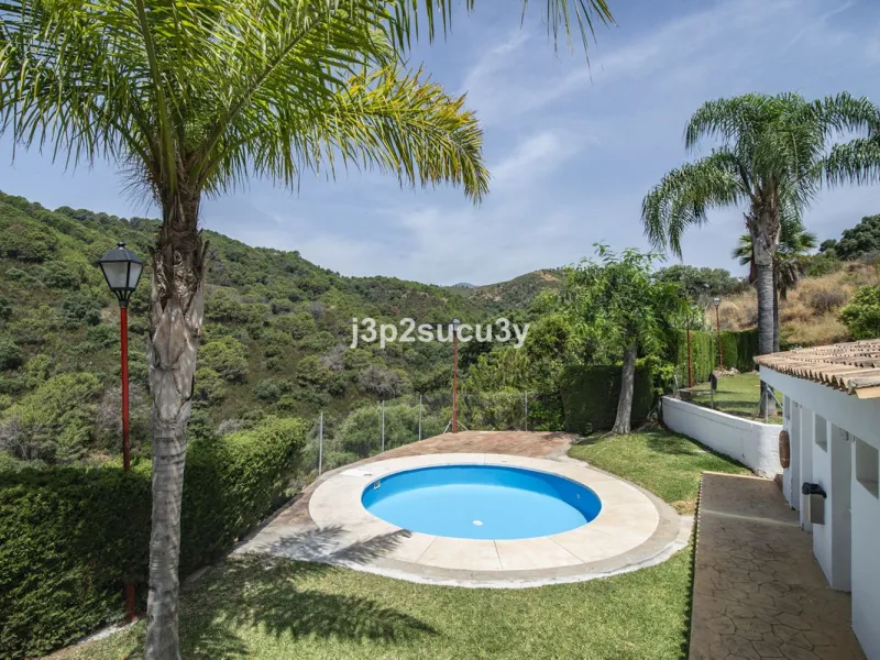 This semi-detached house is located in the hills of Sierra Bermeja, in the Forest Hills urbanisation of Estepona, nestled in nature and surrounded by lush vegetation and mountain air.