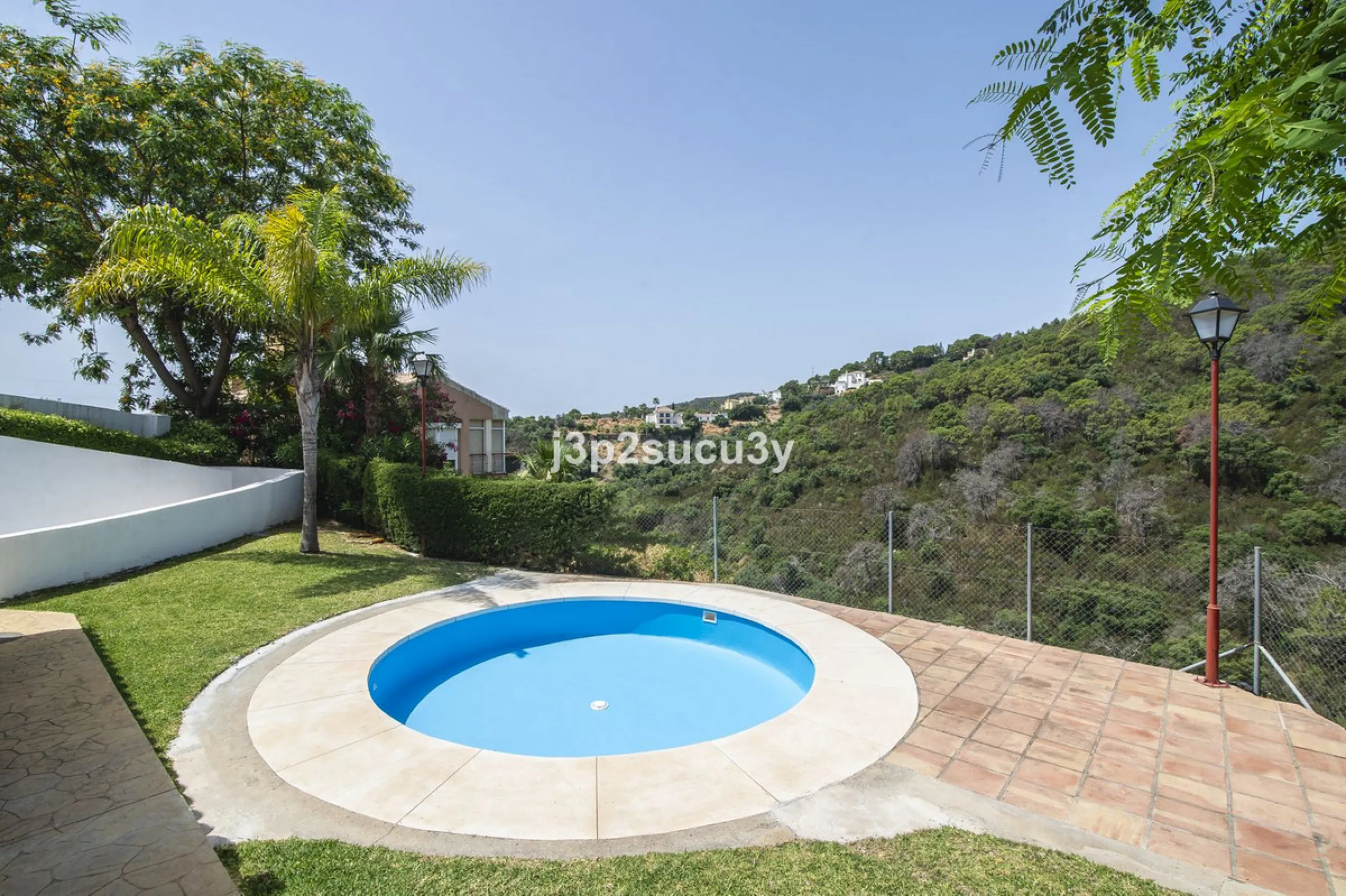 This semi-detached house is located in the hills of Sierra Bermeja, in the Forest Hills urbanisation of Estepona, nestled in nature and surrounded by lush vegetation and mountain air.