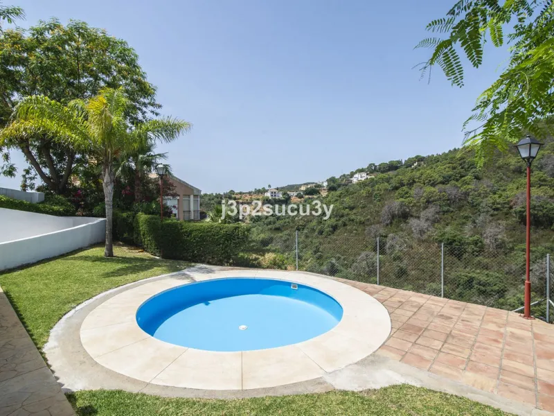 This semi-detached house is located in the hills of Sierra Bermeja, in the Forest Hills urbanisation of Estepona, nestled in nature and surrounded by lush vegetation and mountain air.