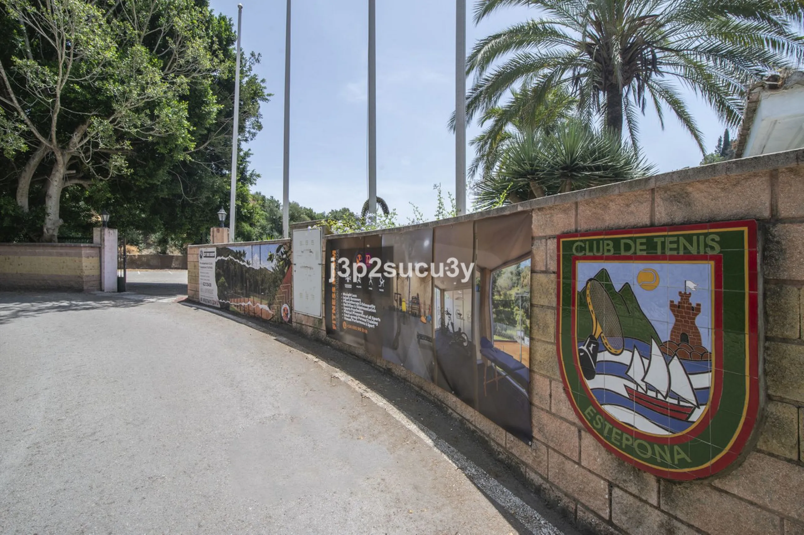 This semi-detached house is located in the hills of Sierra Bermeja, in the Forest Hills urbanisation of Estepona, nestled in nature and surrounded by lush vegetation and mountain air.