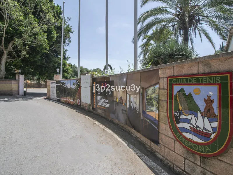 This semi-detached house is located in the hills of Sierra Bermeja, in the Forest Hills urbanisation of Estepona, nestled in nature and surrounded by lush vegetation and mountain air.