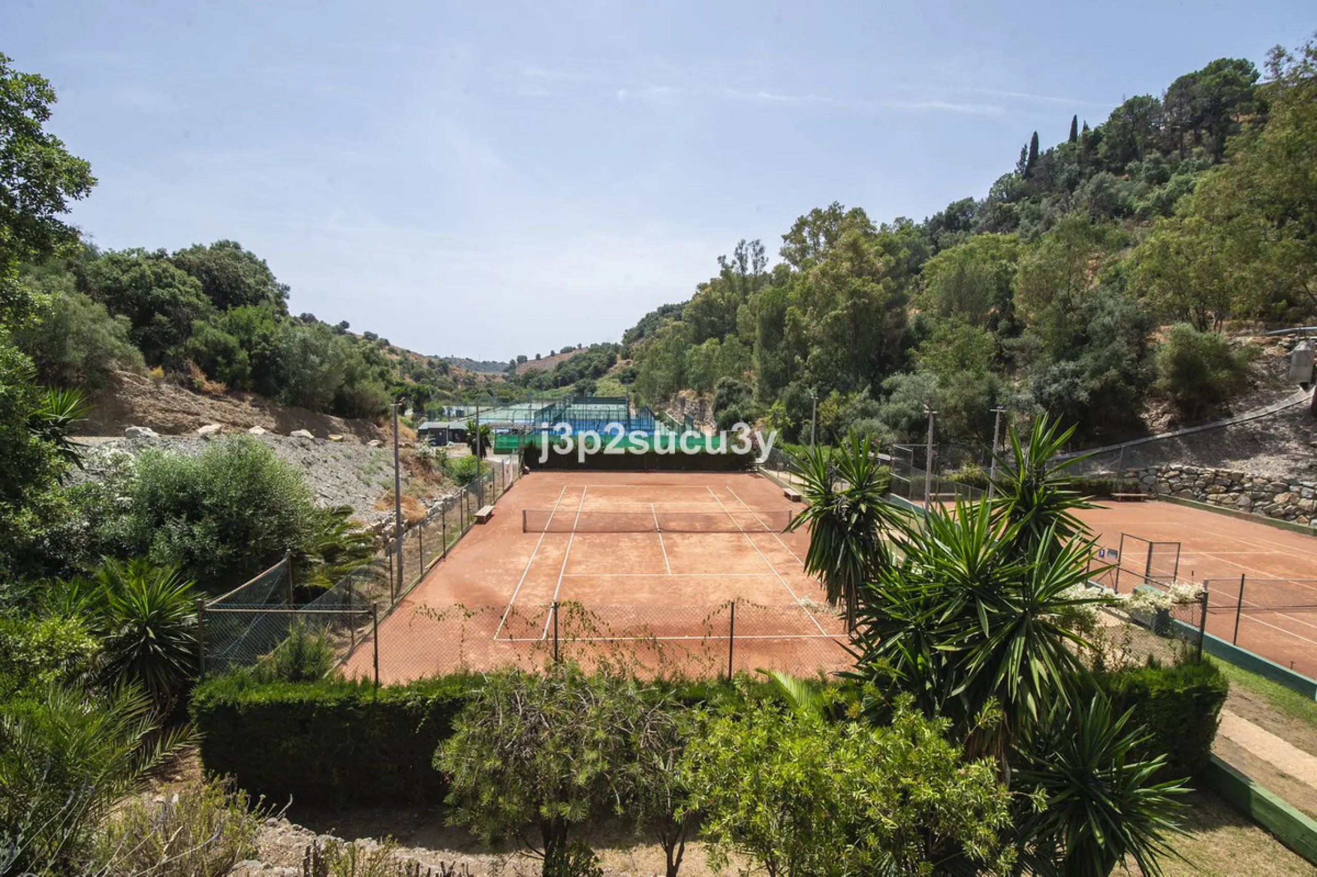 This semi-detached house is located in the hills of Sierra Bermeja, in the Forest Hills urbanisation of Estepona, nestled in nature and surrounded by lush vegetation and mountain air.