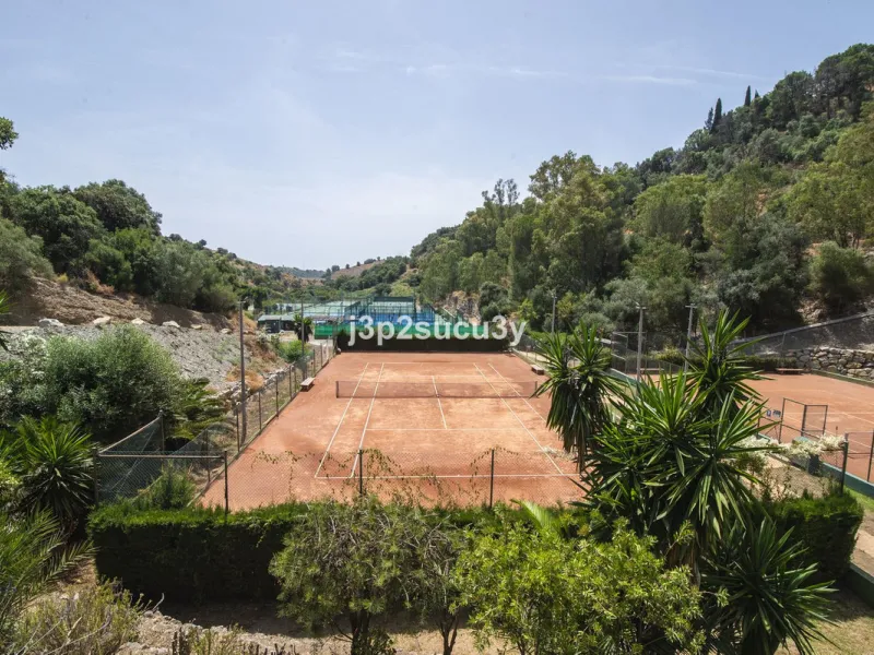 This semi-detached house is located in the hills of Sierra Bermeja, in the Forest Hills urbanisation of Estepona, nestled in nature and surrounded by lush vegetation and mountain air.