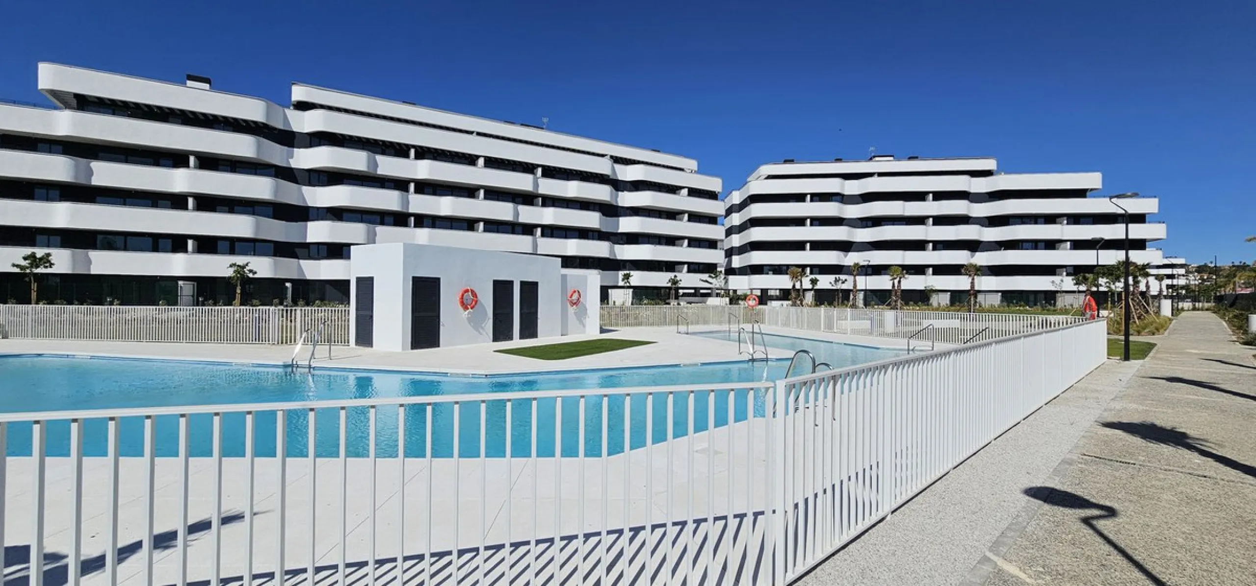 Exclusive four bedroom penthouse in Los Alamos (Torremolinos), closed with access control gate, with two parking spaces and storage room.