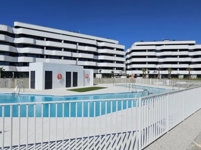 Exclusive four bedroom penthouse in Los Alamos (Torremolinos), closed with access control gate, with two parking spaces and storage room.