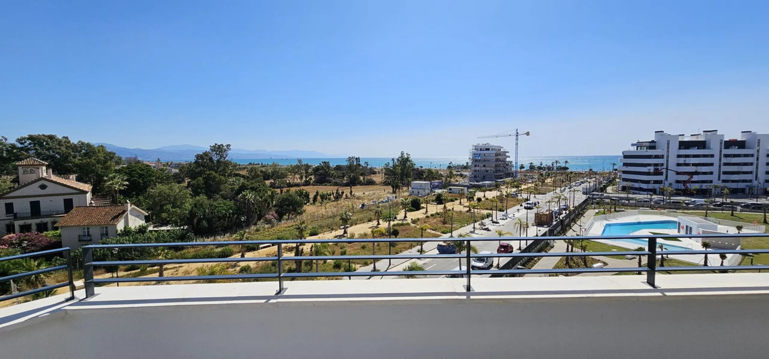 Exclusive four bedroom penthouse in Los Alamos (Torremolinos), closed with access control gate, with two parking spaces and storage room.