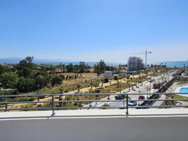 Exclusive four bedroom penthouse in Los Alamos (Torremolinos), closed with access control gate, with two parking spaces and storage room.