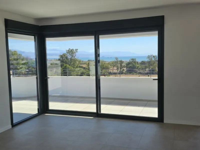 Exclusive four bedroom penthouse in Los Alamos (Torremolinos), closed with access control gate, with two parking spaces and storage room.