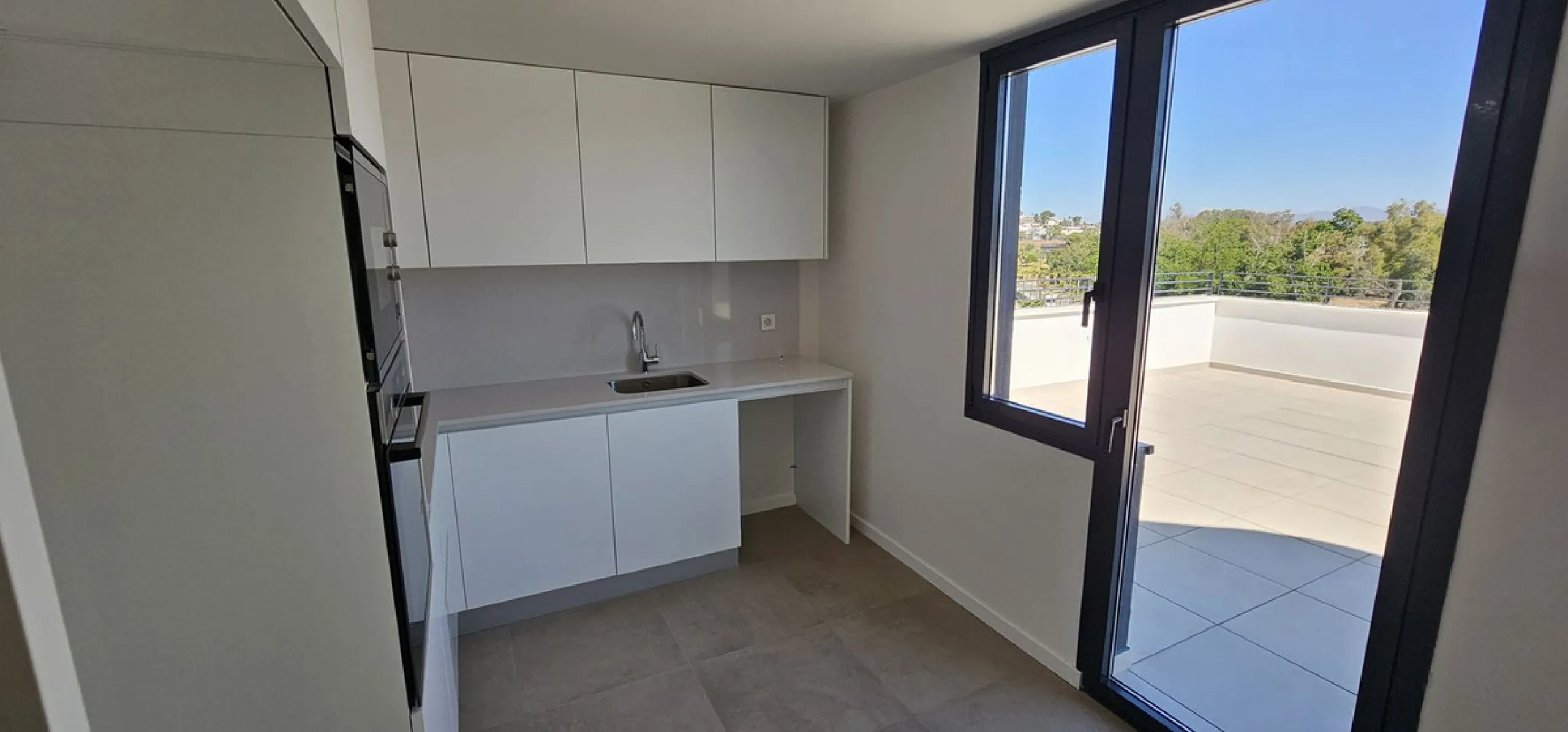 Exclusive four bedroom penthouse in Los Alamos (Torremolinos), closed with access control gate, with two parking spaces and storage room.