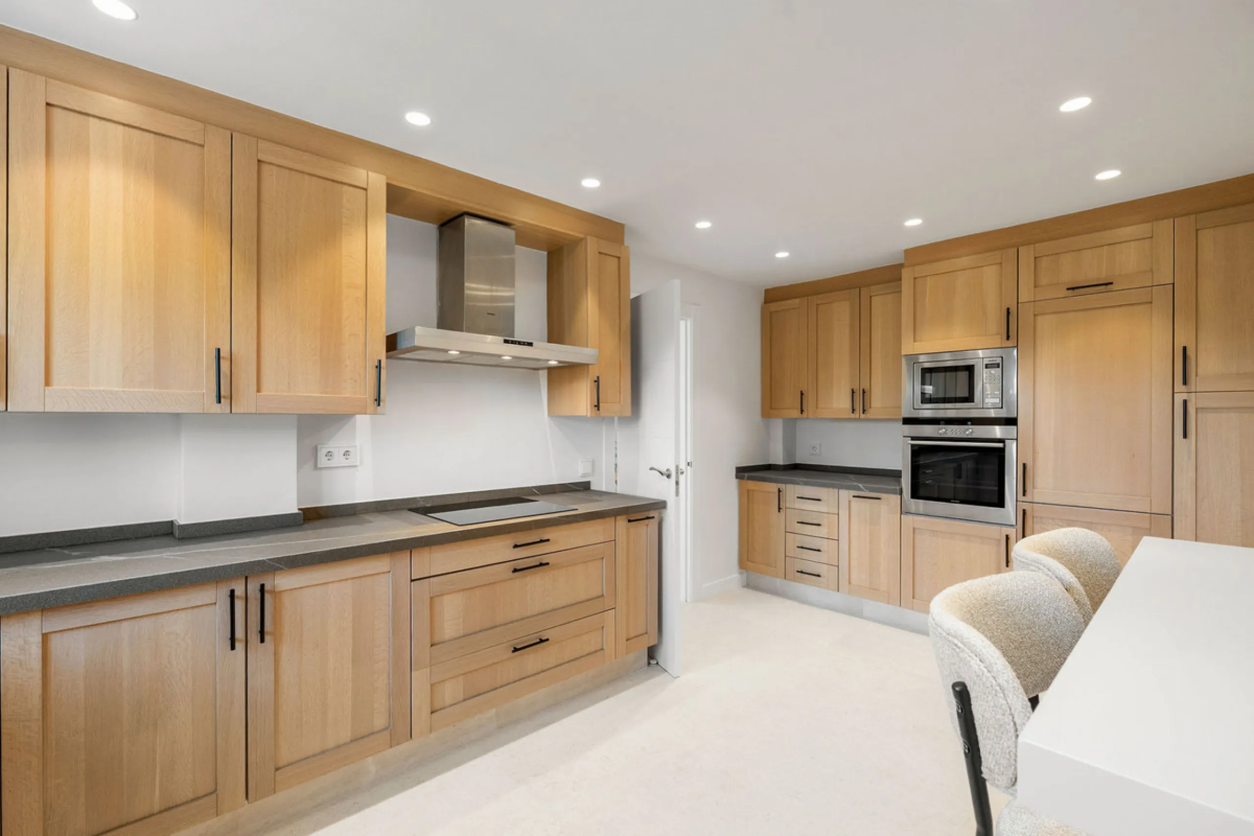 Beautifully designed three-story townhouse for sale in Nueva Andalucía's Golf Valley. Recently renovated, the property blends Mediterranean charm with the clean lines and functionality of modern living. Its architecture captures the lifestyle expectations