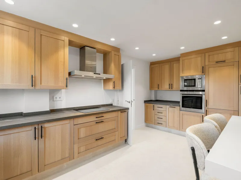 Beautifully designed three-story townhouse for sale in Nueva Andalucía's Golf Valley. Recently renovated, the property blends Mediterranean charm with the clean lines and functionality of modern living. Its architecture captures the lifestyle expectations