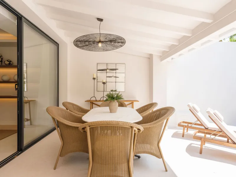 Beautifully designed three-story townhouse for sale in Nueva Andalucía's Golf Valley. Recently renovated, the property blends Mediterranean charm with the clean lines and functionality of modern living. Its architecture captures the lifestyle expectations