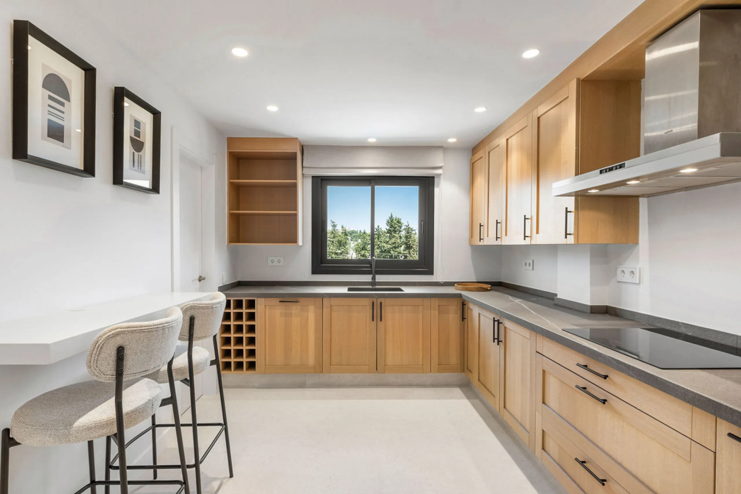 Beautifully designed three-story townhouse for sale in Nueva Andalucía's Golf Valley. Recently renovated, the property blends Mediterranean charm with the clean lines and functionality of modern living. Its architecture captures the lifestyle expectations