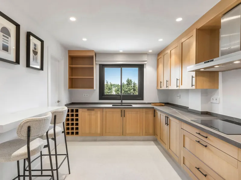 Beautifully designed three-story townhouse for sale in Nueva Andalucía's Golf Valley. Recently renovated, the property blends Mediterranean charm with the clean lines and functionality of modern living. Its architecture captures the lifestyle expectations