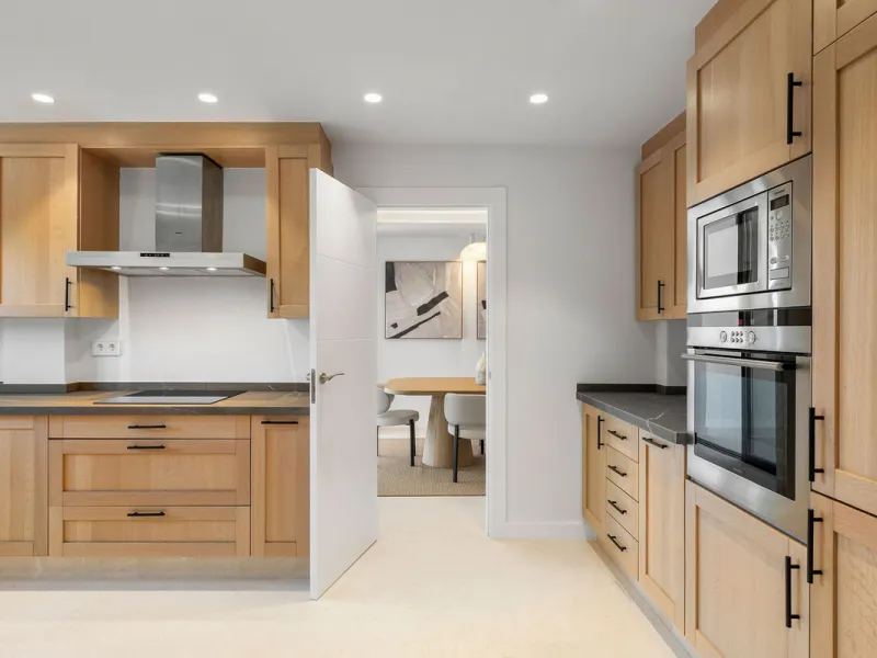 Beautifully designed three-story townhouse for sale in Nueva Andalucía's Golf Valley. Recently renovated, the property blends Mediterranean charm with the clean lines and functionality of modern living. Its architecture captures the lifestyle expectations
