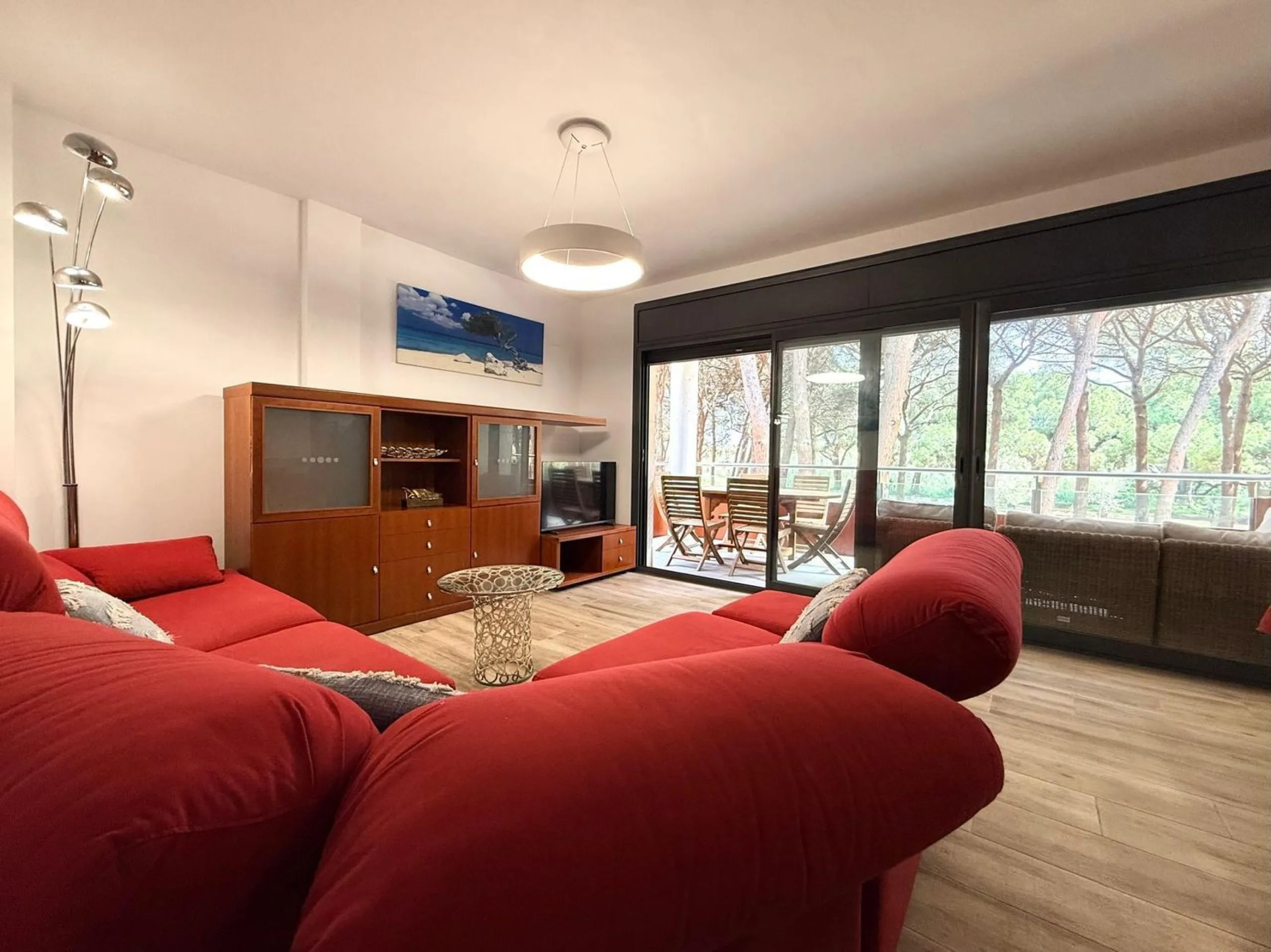 Piso moderno con terraza y servicios premium a 20 metros del mar en Cambrils