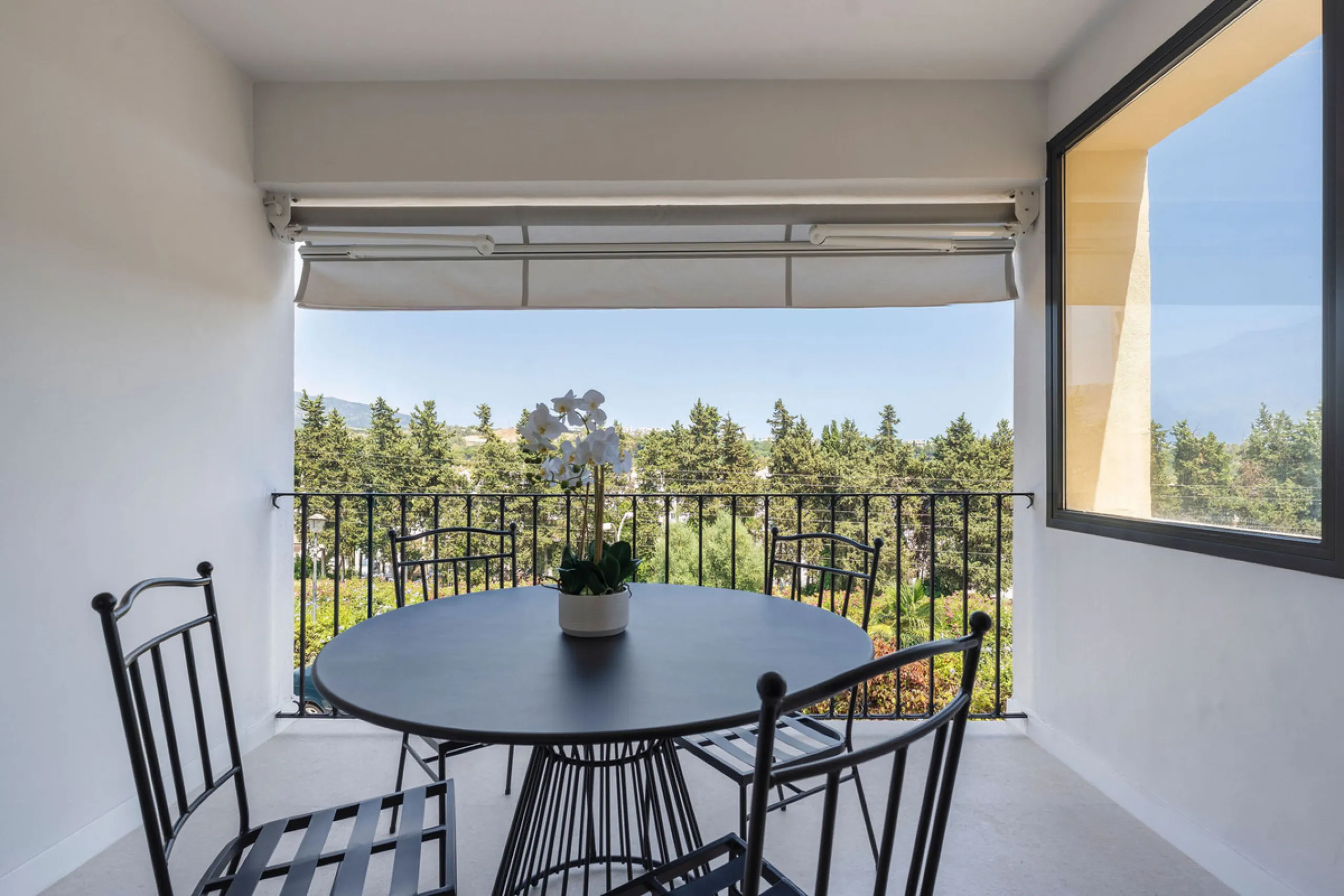 Beautifully designed three-story townhouse for sale in Nueva Andalucía's Golf Valley. Recently renovated, the property blends Mediterranean charm with the clean lines and functionality of modern living. Its architecture captures the lifestyle expectations