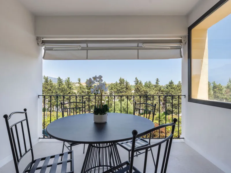 Beautifully designed three-story townhouse for sale in Nueva Andalucía's Golf Valley. Recently renovated, the property blends Mediterranean charm with the clean lines and functionality of modern living. Its architecture captures the lifestyle expectations