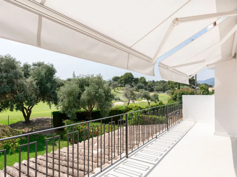 Beautifully designed three-story townhouse for sale in Nueva Andalucía's Golf Valley. Recently renovated, the property blends Mediterranean charm with the clean lines and functionality of modern living. Its architecture captures the lifestyle expectations