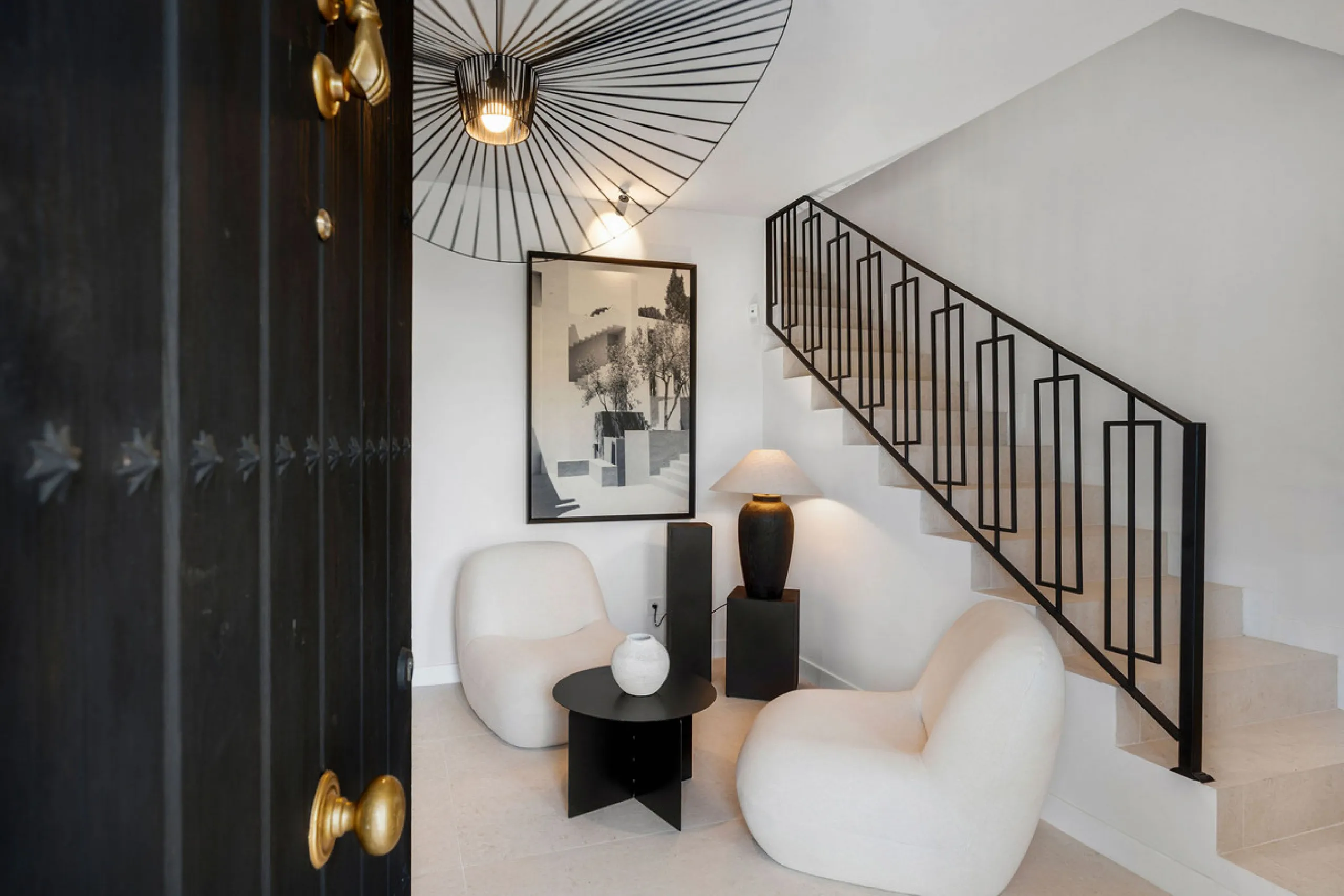Beautifully designed three-story townhouse for sale in Nueva Andalucía's Golf Valley. Recently renovated, the property blends Mediterranean charm with the clean lines and functionality of modern living. Its architecture captures the lifestyle expectations