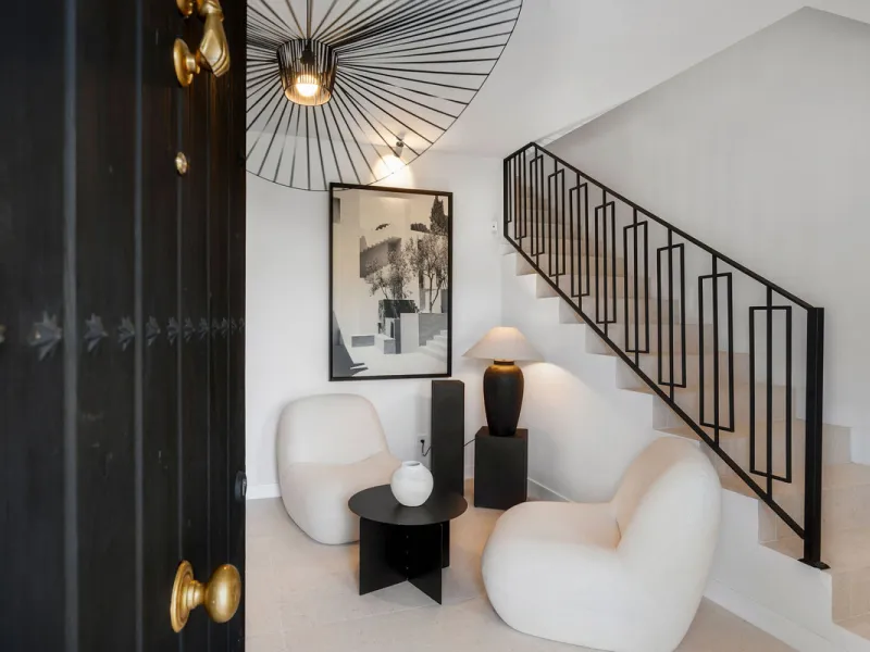Beautifully designed three-story townhouse for sale in Nueva Andalucía's Golf Valley. Recently renovated, the property blends Mediterranean charm with the clean lines and functionality of modern living. Its architecture captures the lifestyle expectations