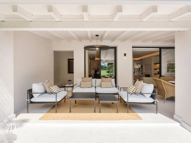Beautifully designed three-story townhouse for sale in Nueva Andalucía's Golf Valley. Recently renovated, the property blends Mediterranean charm with the clean lines and functionality of modern living. Its architecture captures the lifestyle expectations